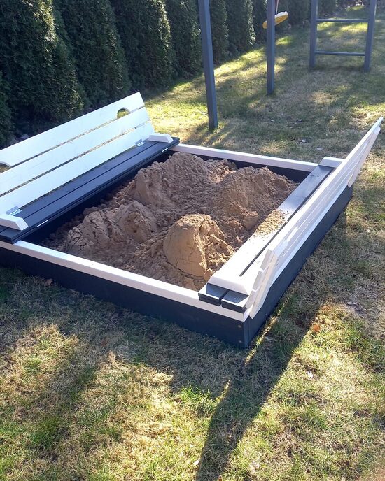 Smilšu kaste ar atveramu vāku 1,5 x 1,5m pelēki balta, SMILTIS KOMPLEKTĀ